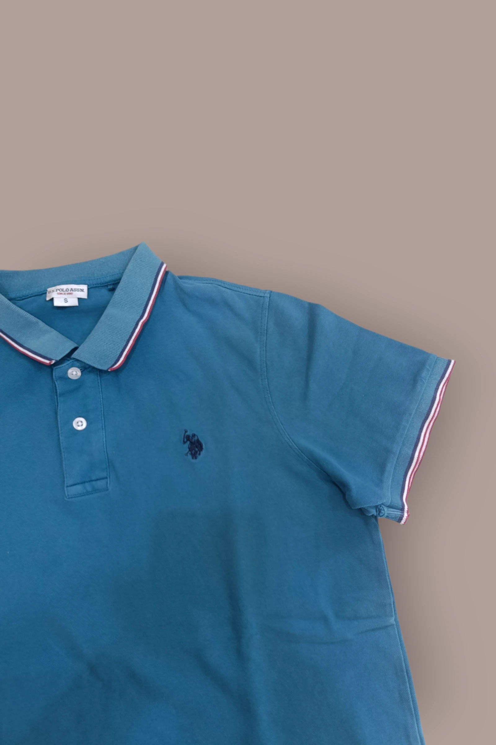 | Polo U.S. Polo Assn Homem | Cor Azul Petróleo | Gola Tipeada Vermelho Branco e Azul | Manga Curta | Tamanho P | – photo 5